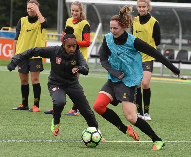 Foto's: FC Twente Vrouwen traint in aanloop naar topper tegen PSV