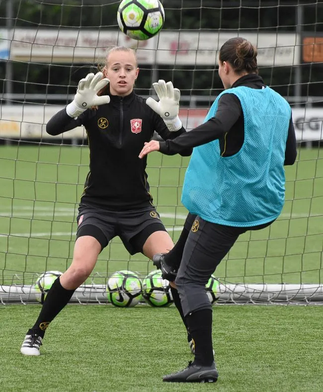 Foto's: FC Twente Vrouwen traint in aanloop naar topper tegen PSV