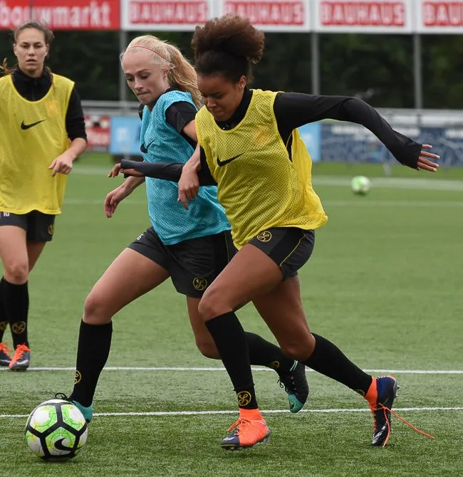 Foto's: FC Twente Vrouwen traint in aanloop naar topper tegen PSV