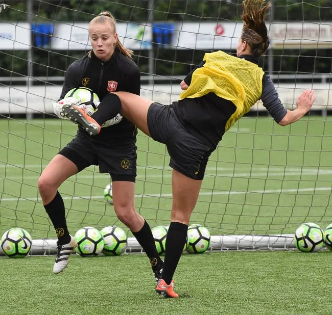 Foto's: FC Twente Vrouwen traint in aanloop naar topper tegen PSV