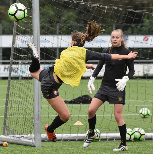 Foto's: FC Twente Vrouwen traint in aanloop naar topper tegen PSV