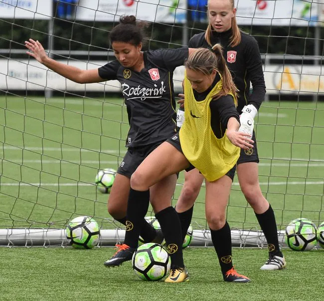 Foto's: FC Twente Vrouwen traint in aanloop naar topper tegen PSV