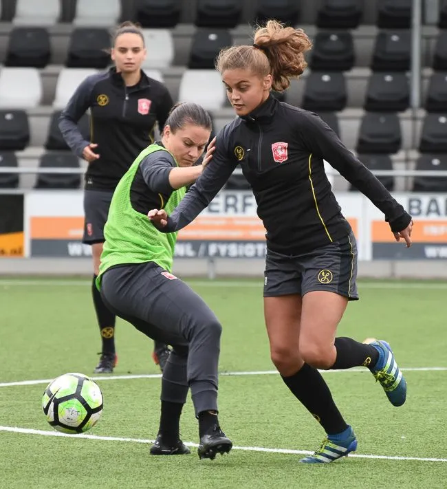 Foto's: FC Twente Vrouwen traint in aanloop naar topper tegen PSV
