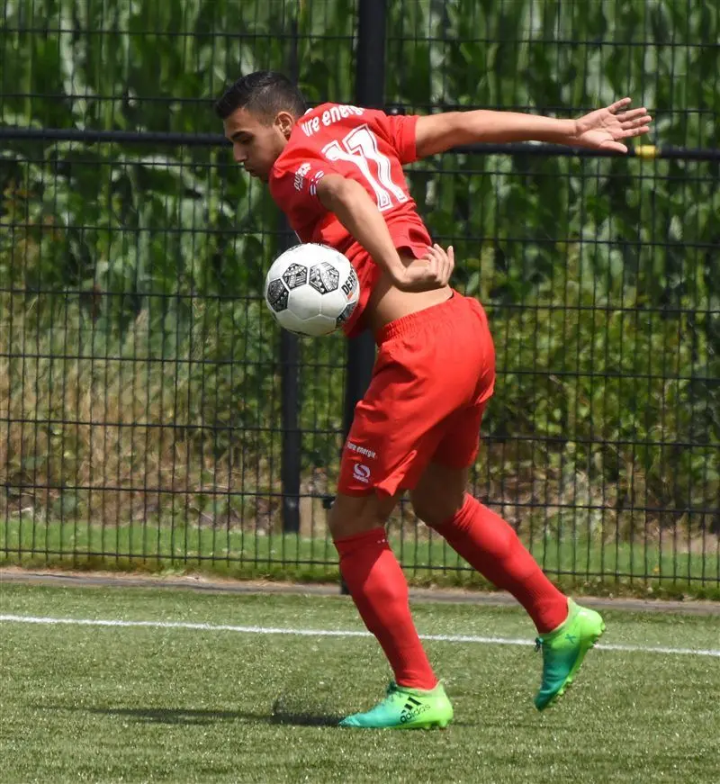 Foto's: Bijzonder eerbetoon aan Nouri door selectie Jong FC Twente