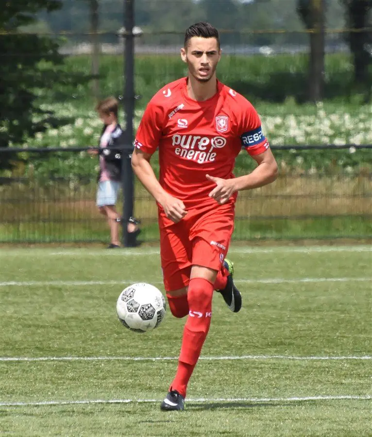 Foto's: Bijzonder eerbetoon aan Nouri door selectie Jong FC Twente