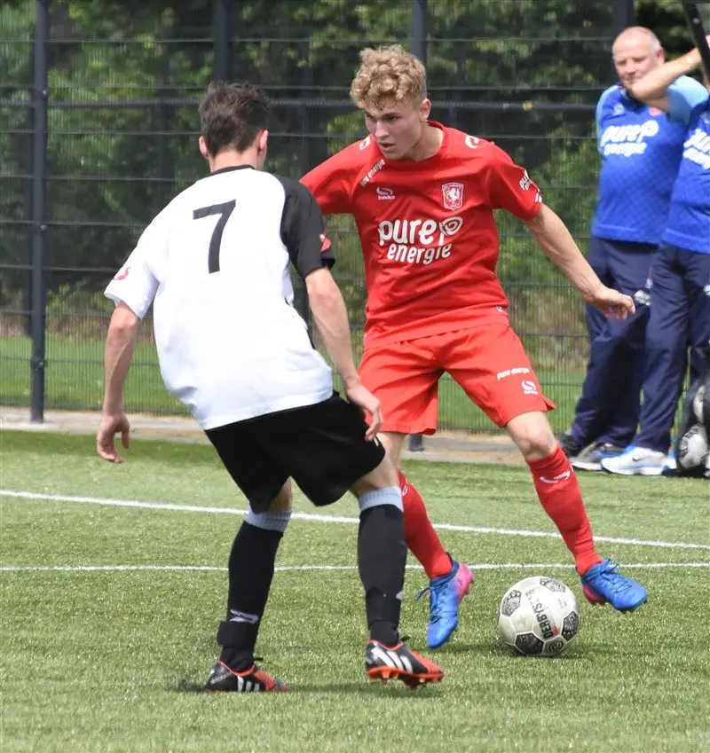 Foto's: Bijzonder eerbetoon aan Nouri door selectie Jong FC Twente
