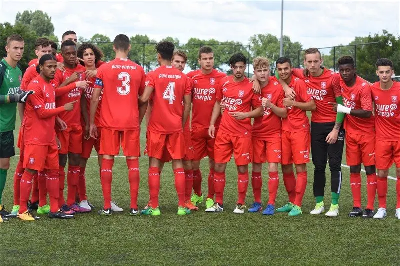Foto's: Bijzonder eerbetoon aan Nouri door selectie Jong FC Twente