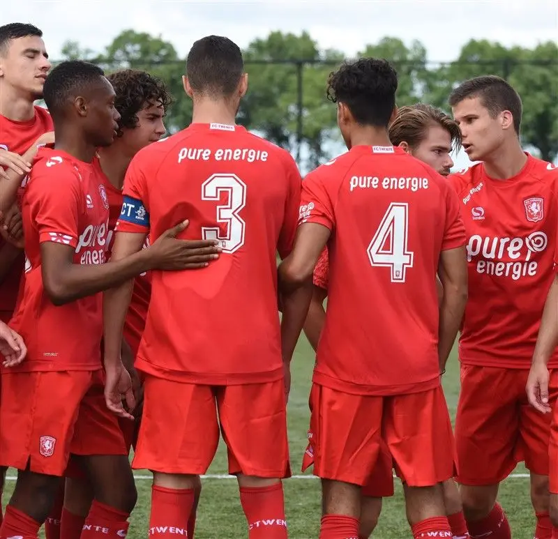 Foto's: Bijzonder eerbetoon aan Nouri door selectie Jong FC Twente