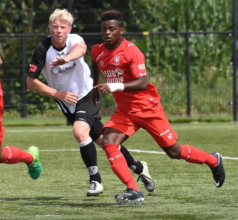 Foto's: Bijzonder eerbetoon aan Nouri door selectie Jong FC Twente