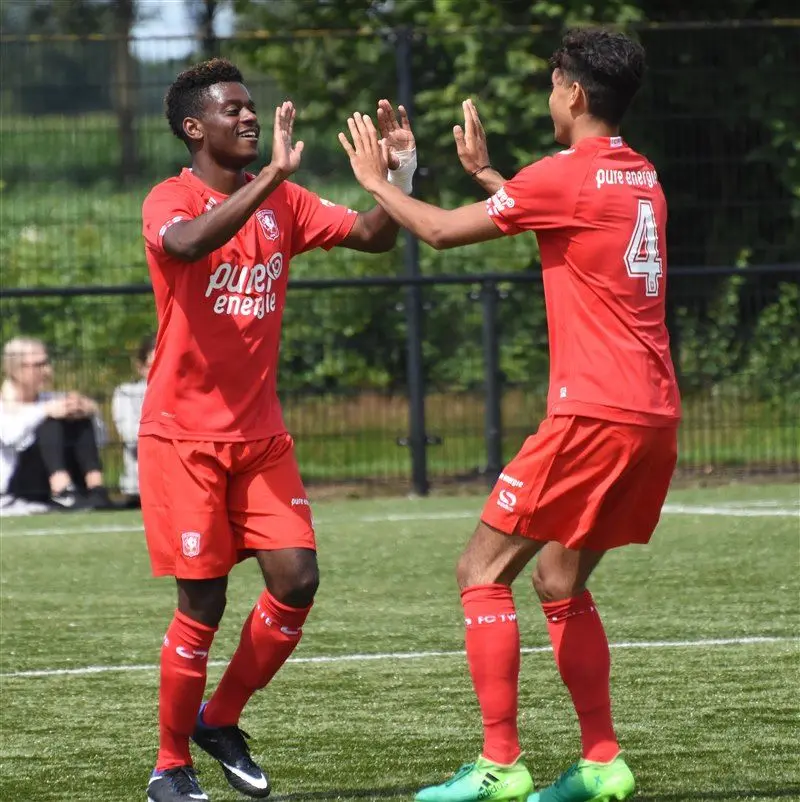 Foto's: Bijzonder eerbetoon aan Nouri door selectie Jong FC Twente