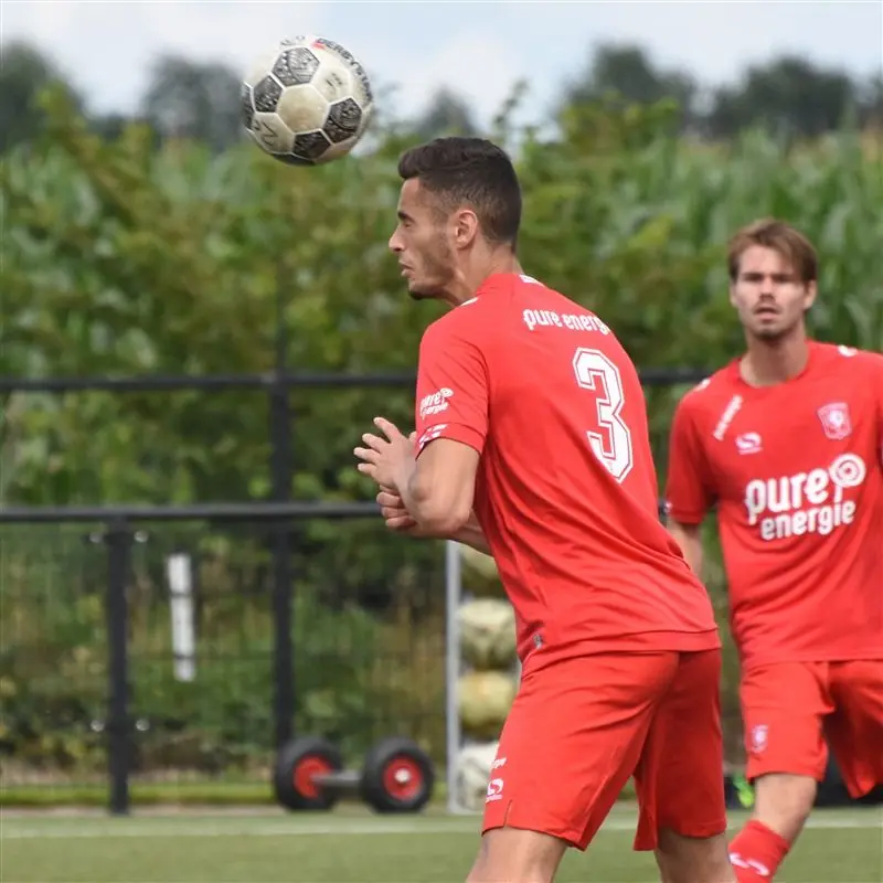 Foto's: Bijzonder eerbetoon aan Nouri door selectie Jong FC Twente