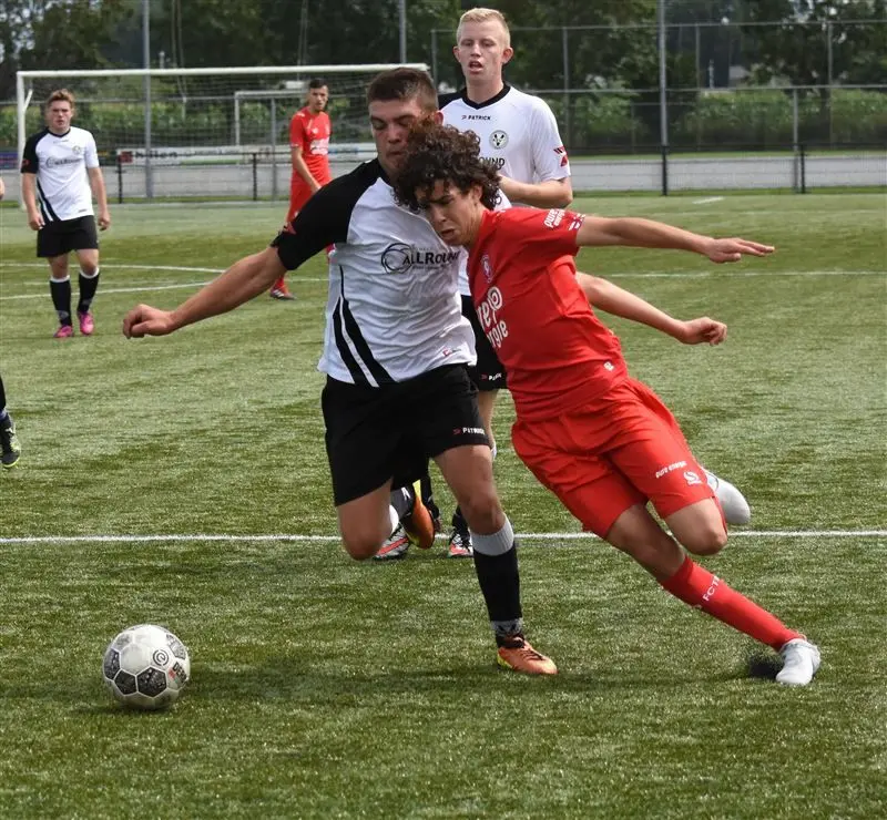 Foto's: Bijzonder eerbetoon aan Nouri door selectie Jong FC Twente