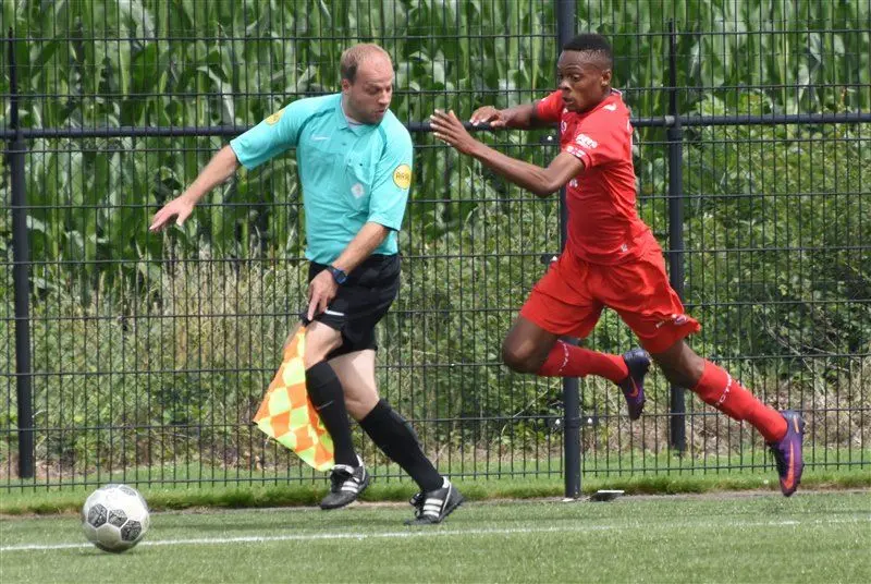 Foto's: Bijzonder eerbetoon aan Nouri door selectie Jong FC Twente