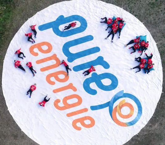 FOTO: FC Twente-selectie brengt bezoek aan windmolen van Pure Energie