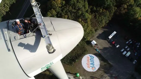 FOTO: FC Twente-selectie brengt bezoek aan windmolen van Pure Energie