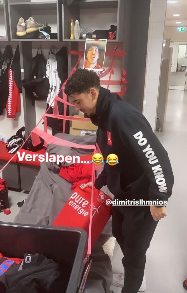 Hilarisch! Spelers nemen verslapen Limnios te grazen