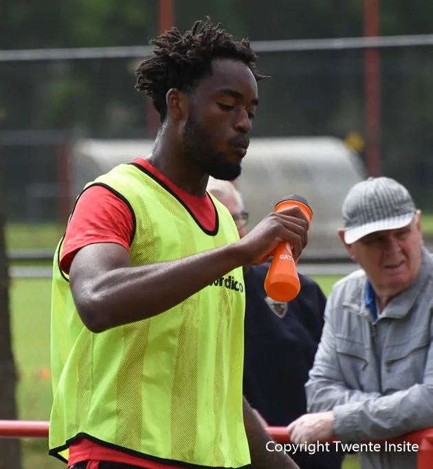 Foto's en Video: Tottenham verdediger Christian Maghoma traint mee bij FC Twente
