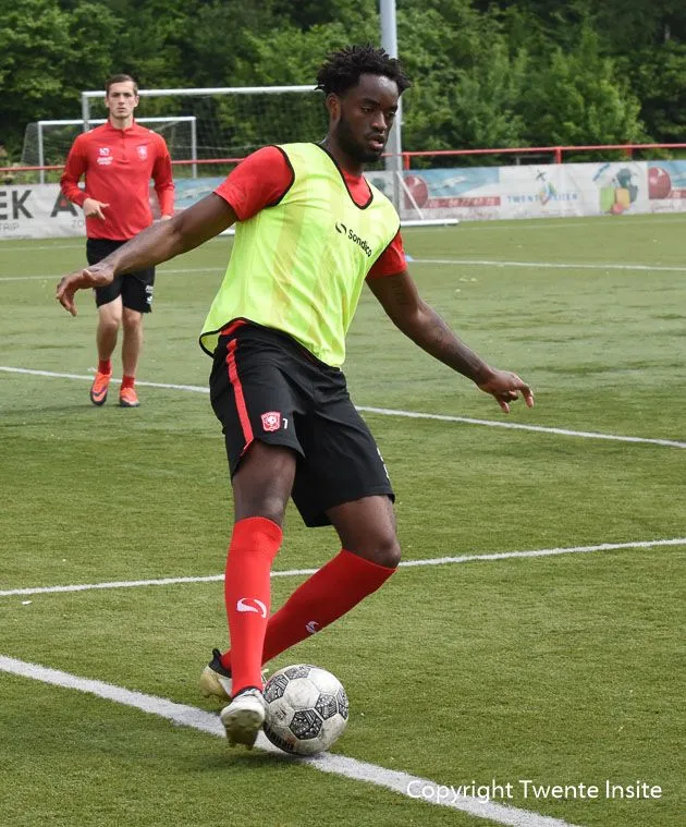 Foto's en Video: Tottenham verdediger Christian Maghoma traint mee bij FC Twente