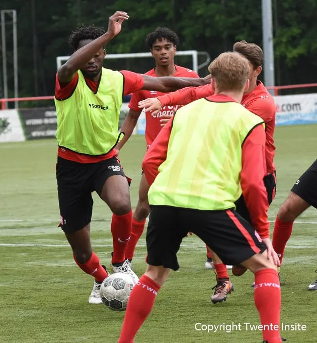 Foto's en Video: Tottenham verdediger Christian Maghoma traint mee bij FC Twente