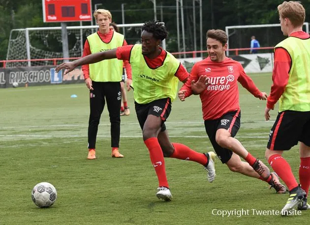 Foto's en Video: Tottenham verdediger Christian Maghoma traint mee bij FC Twente