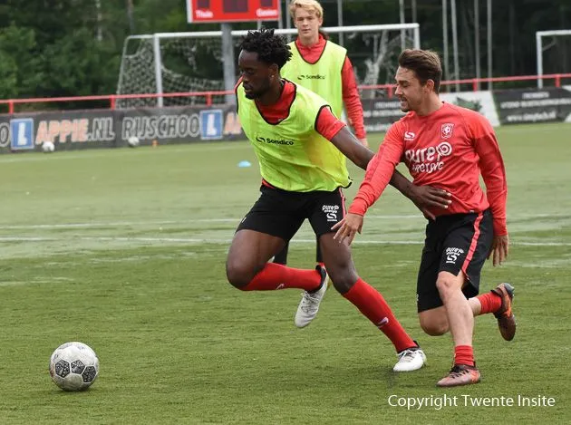 Foto's en Video: Tottenham verdediger Christian Maghoma traint mee bij FC Twente