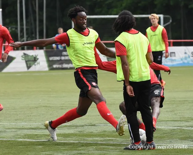 Foto's en Video: Tottenham verdediger Christian Maghoma traint mee bij FC Twente