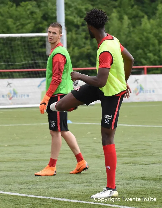 Foto's en Video: Tottenham verdediger Christian Maghoma traint mee bij FC Twente