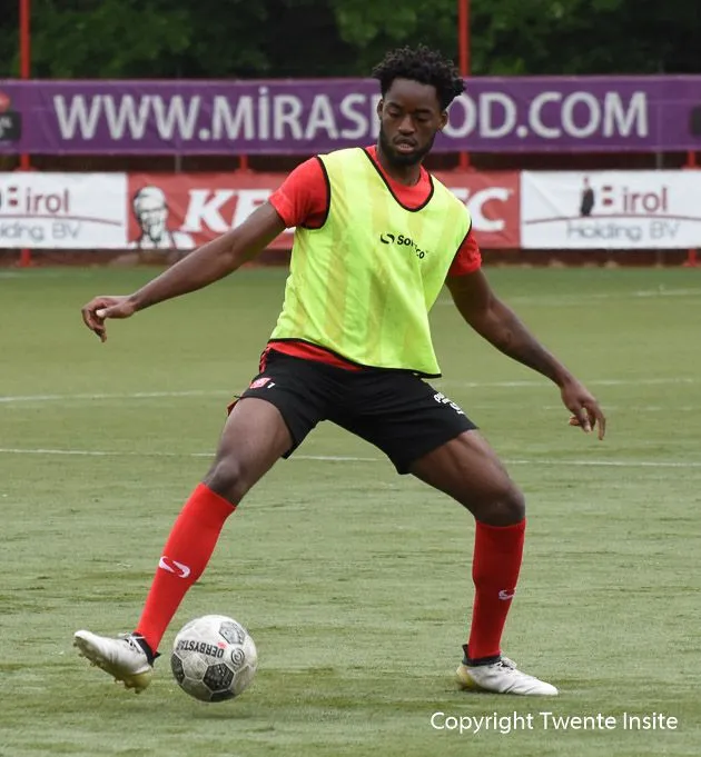 Foto's en Video: Tottenham verdediger Christian Maghoma traint mee bij FC Twente