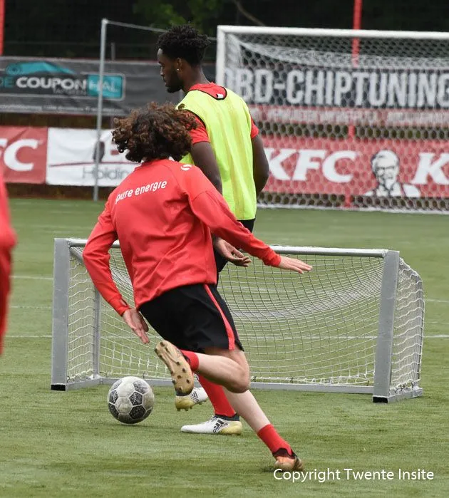 Foto's en Video: Tottenham verdediger Christian Maghoma traint mee bij FC Twente