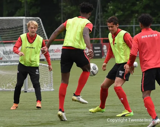 Foto's en Video: Tottenham verdediger Christian Maghoma traint mee bij FC Twente