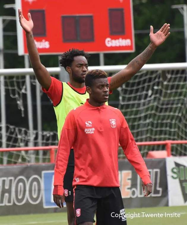 Foto's en Video: Tottenham verdediger Christian Maghoma traint mee bij FC Twente