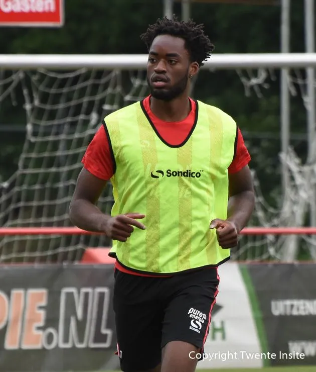 Foto's en Video: Tottenham verdediger Christian Maghoma traint mee bij FC Twente