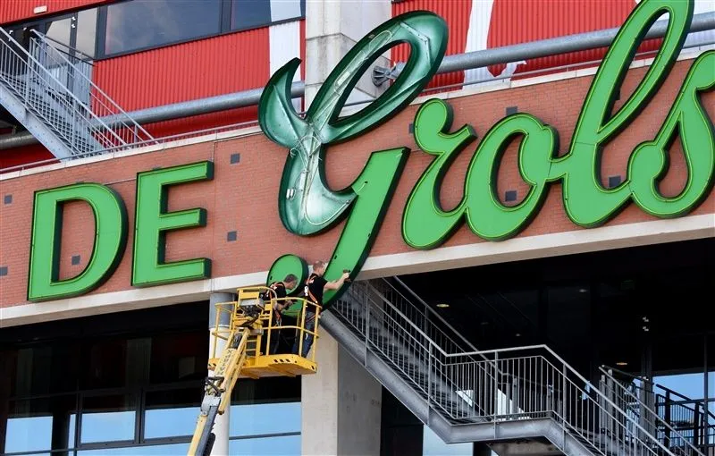 Foto's: Grolsch wordt verwijderd van de Grolsch Veste
