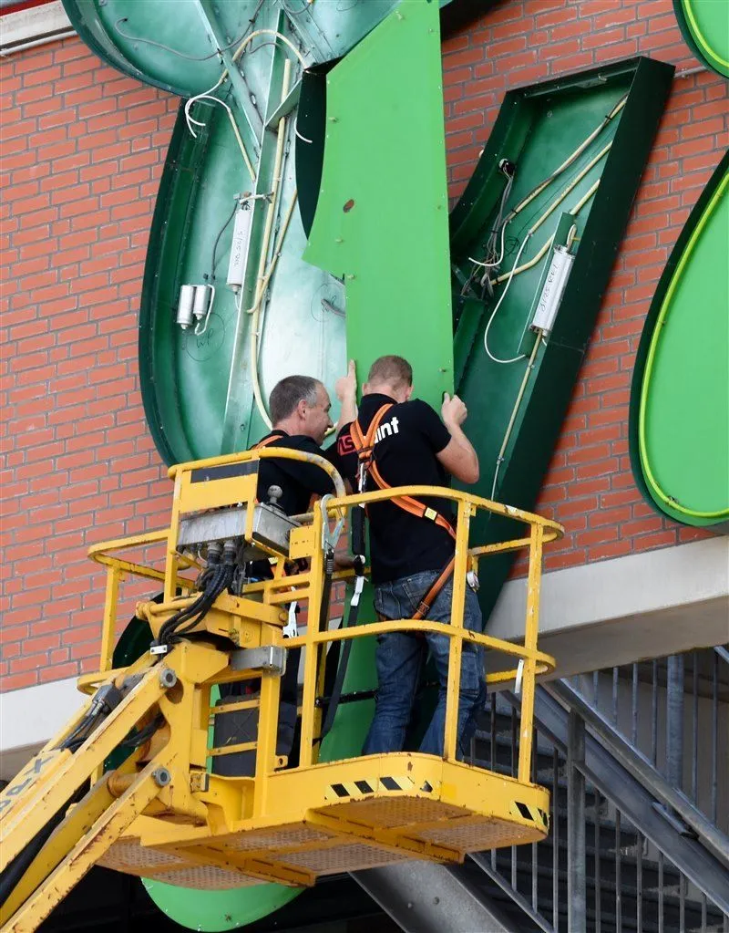 Foto's: Grolsch wordt verwijderd van de Grolsch Veste