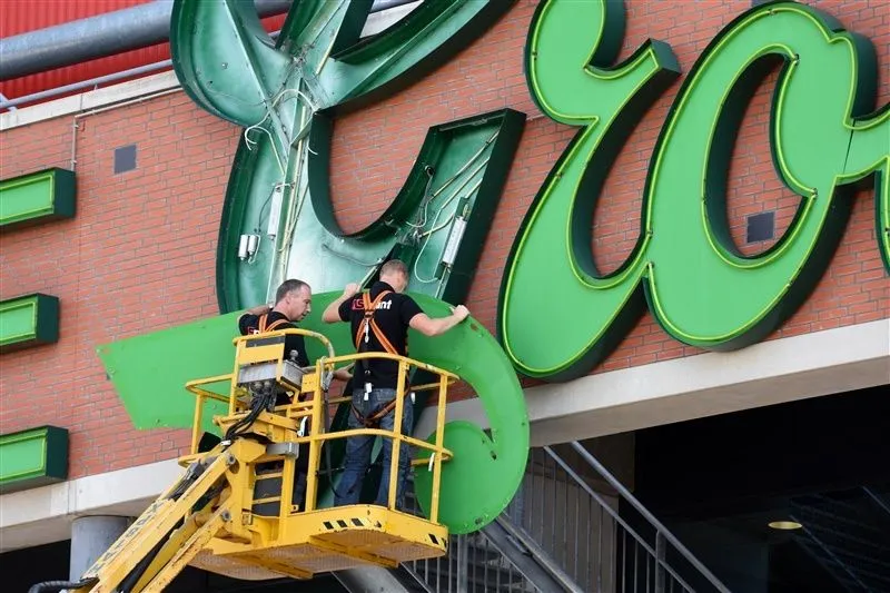 Foto's: Grolsch wordt verwijderd van de Grolsch Veste