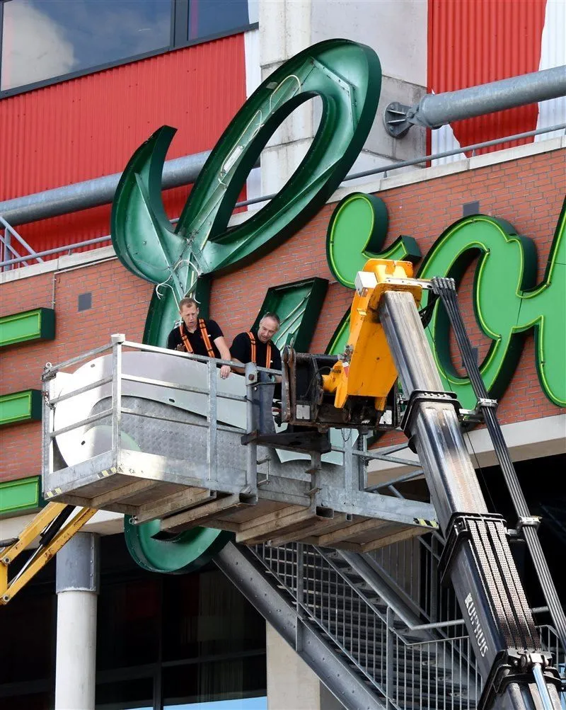 Foto's: Grolsch wordt verwijderd van de Grolsch Veste