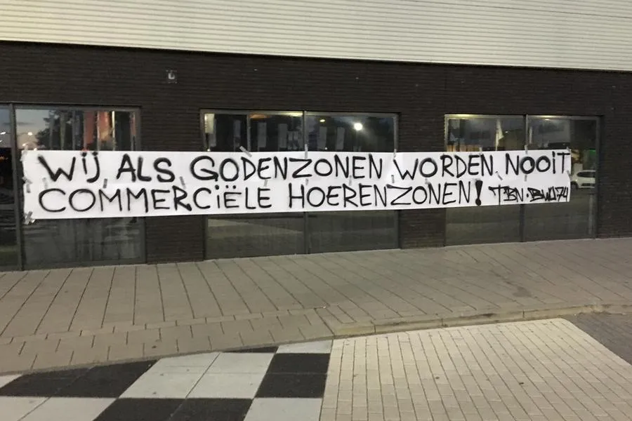Foto's: Heracles-supporters woest en hangen spandoeken aan het stadion