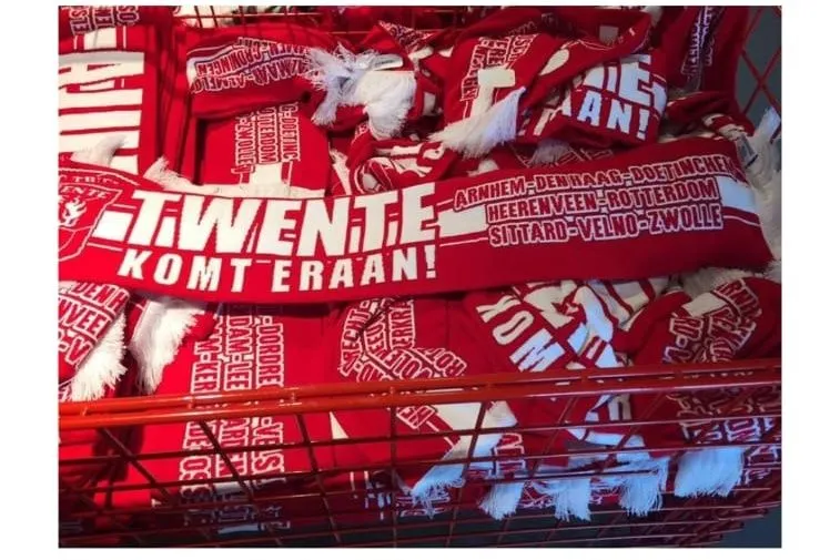 FOTO: OEPS! Maker kampioenssjaal heeft een typfoutje gemaakt