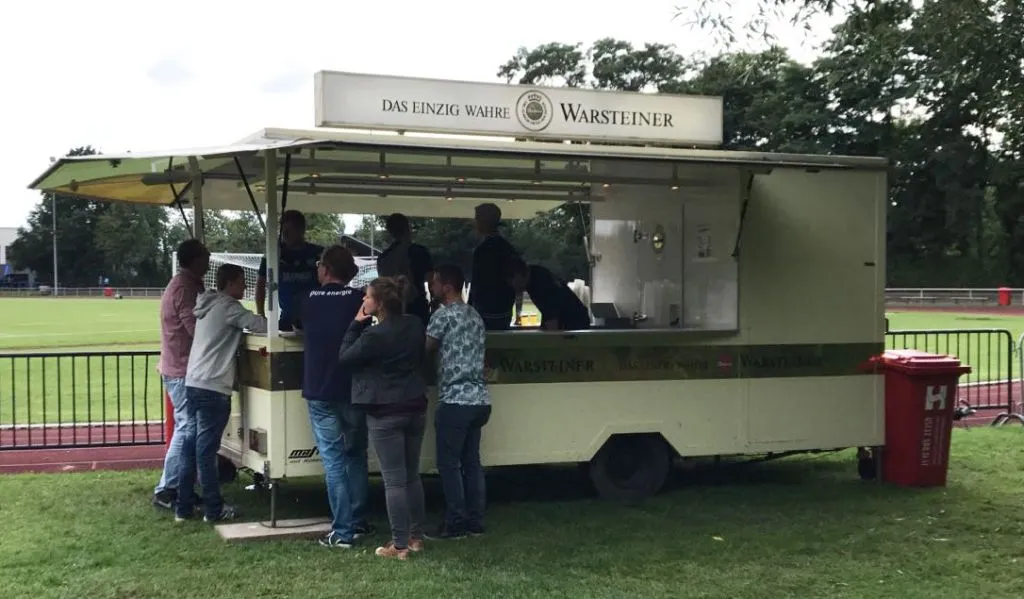 Duitse politie weert FC Twente supporters uit Hannover en controleert bussen