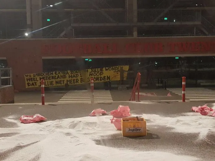 FOTO: NAC supporters gooien 500 kilo zout voor de Grolsch Veste