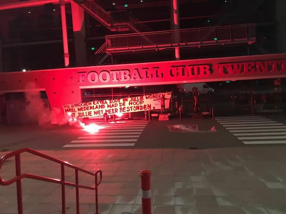 FOTO: NAC supporters gooien 500 kilo zout voor de Grolsch Veste