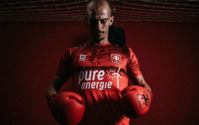 Gelimiteerde oplage felbegeerd opwarmshirt met Vak P op de borst in de verkoop