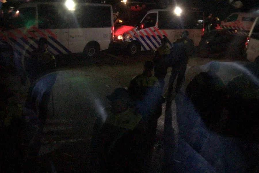 Triest: Bepakte politie houdt supportersbussen aan voor uitgebreide controle