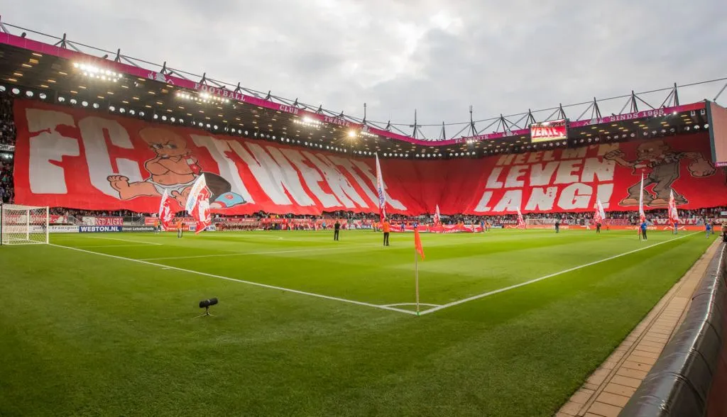 VIDEO: Nagenieten van het 240 meter lange spandoek van Ultras Vak P