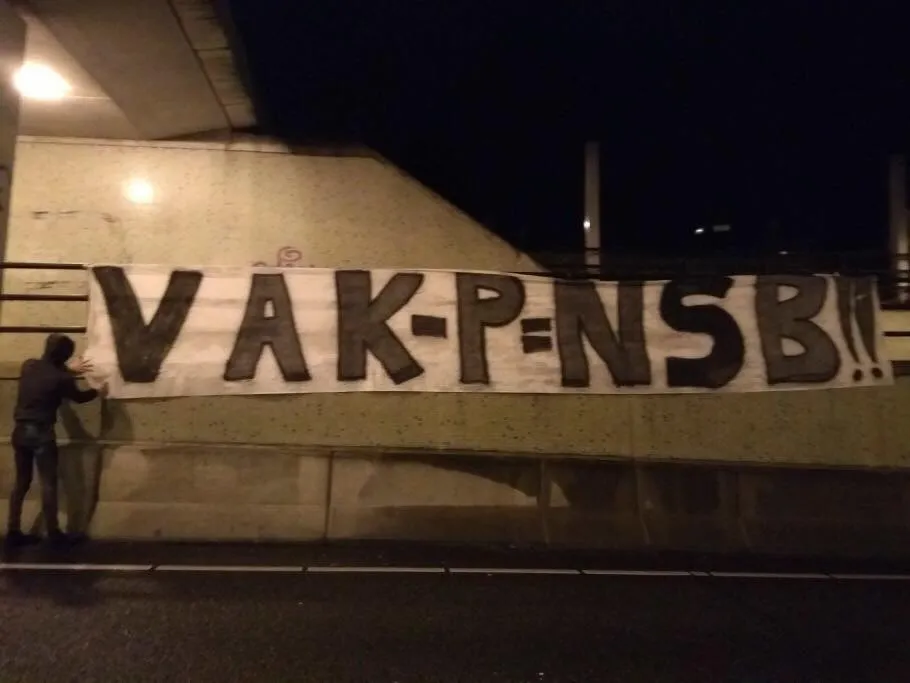 NEC supporters hangen spandoeken aan de Veste: Vak P = NSB!!