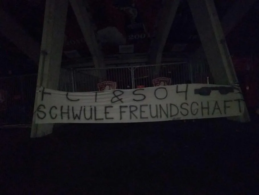 NEC supporters hangen spandoeken aan de Veste: Vak P = NSB!!