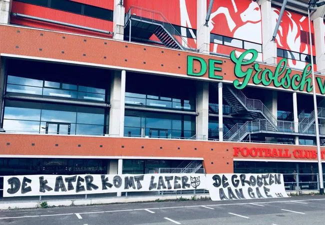 FOTO: Ultras PEC Zwolle brengen onverwacht bezoekje aan de Grolsch Veste