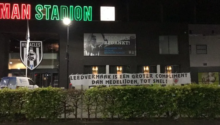FOTO: Vak P hangt spandoek aan stadion Heracles Almelo