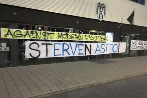 Foto's: Heracles-supporters woest en hangen spandoeken aan het stadion
