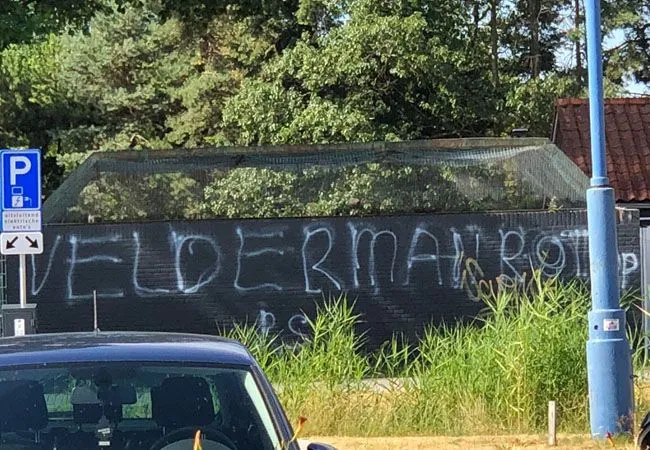 FOTO: Duidelijke boodschap voor Velderman: "Rot op"